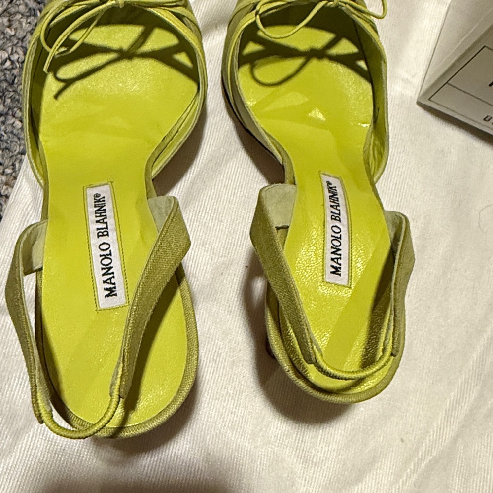 Manolo Blahnik Vibrant Green Pointed Heels - Picture 16 of 16